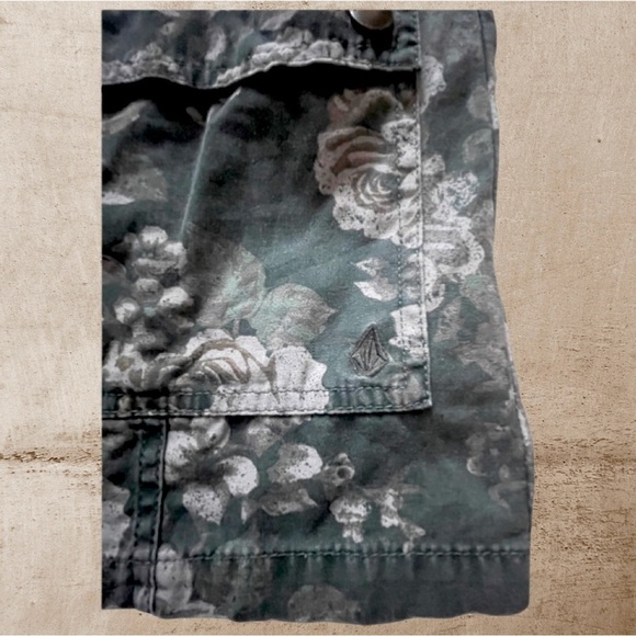 COPY - VOLCOM Cotton Denim The Hunt CAMO FLORAL Jean Jacket Women’s Size 10. - Picture 10 of 16